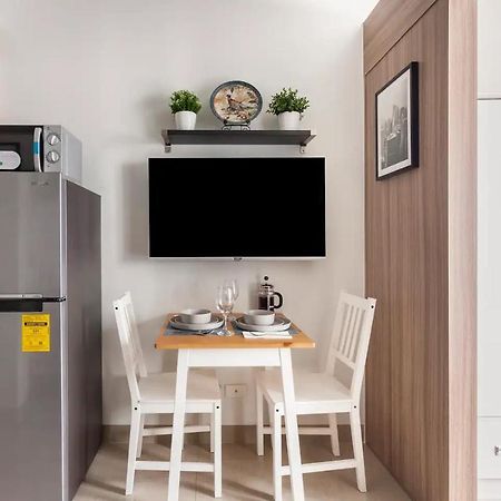Shore 2 Apartment With Balcony مانيلا المظهر الخارجي الصورة