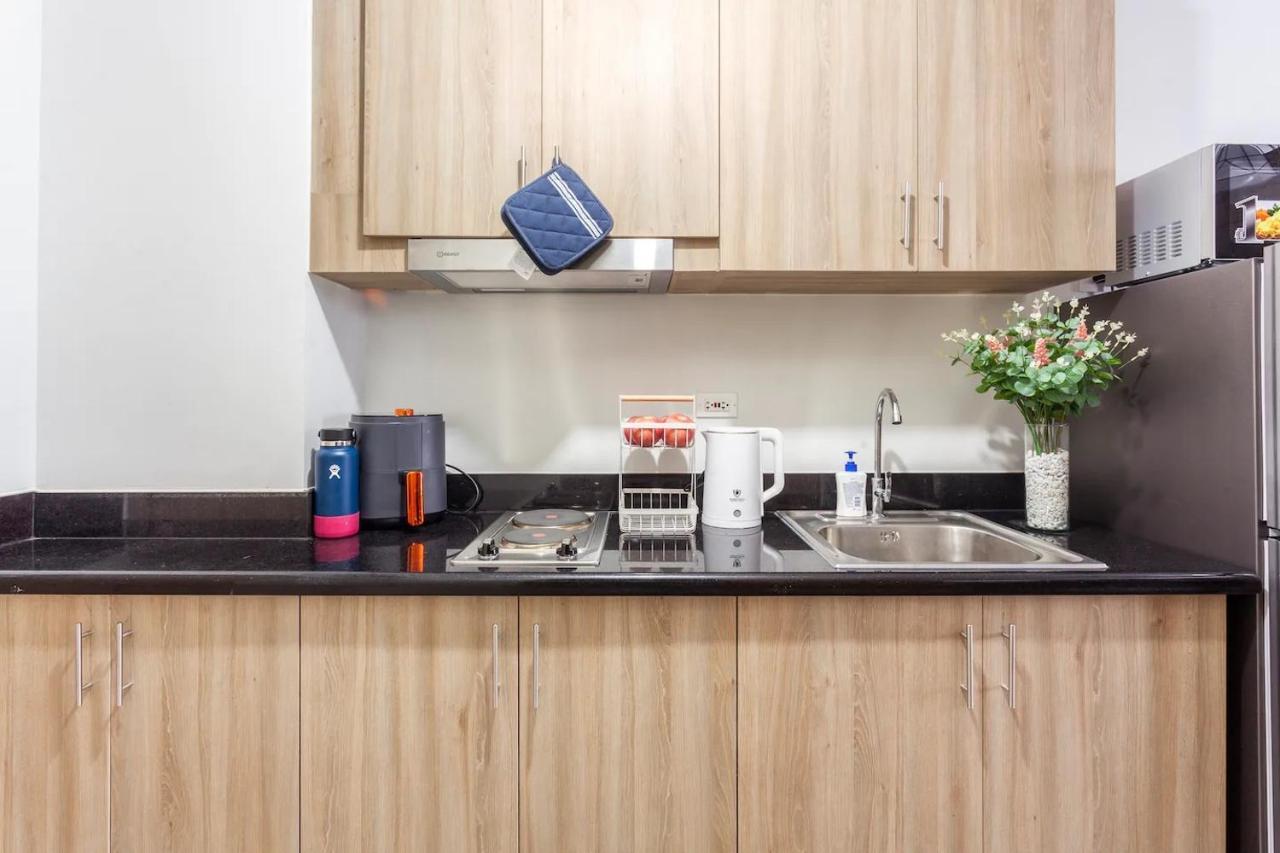 Shore 2 Apartment With Balcony مانيلا المظهر الخارجي الصورة