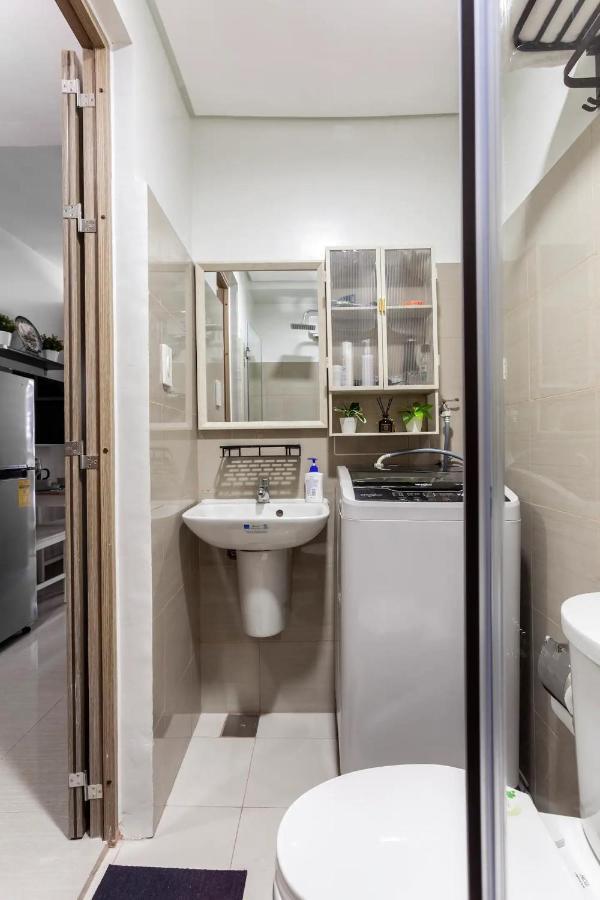 Shore 2 Apartment With Balcony مانيلا المظهر الخارجي الصورة